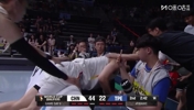 无惧受伤风险！杨瀚森飞身救球撞翻广告板，真的很拼啊！